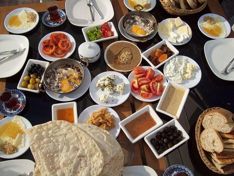 la tipica colazione turca e sostanziosa e variegata