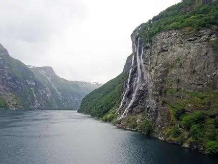 Am besten lässt sich der Fjord im Wasser erkunden, ganz gleich ob an Bord eines Schiffes oder im Kajak.