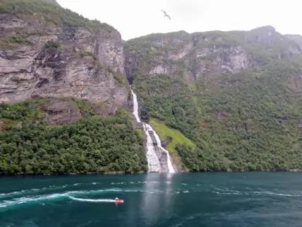Am Geirangerfjord kannst du auch einen beeindruckenden Wasserfall bestaunen.