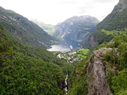 Rund um Geiranger gibt es gleich mehrere Aussichtspunkte, die eine schönen Blick auf den Fjord ermöglichen.