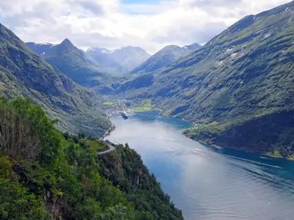 Der Geirangerfjord zählt mit seinen senkrechten Felswänden zu den schönsten Fjords der Welt.