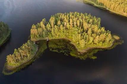 Nördlich von Stockholm liegt im See Fjärden eine einsame Insel, auf der ein einziges Haus steht. 