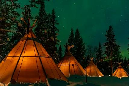 Das Sápmi-Naturcamp lädt dich dazu ein, den Lebensstil der schwedischen Ureinwohner am Polarkreis zu erleben. 